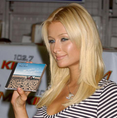 Paris Hilton con su copia de Paisajes Sonoros